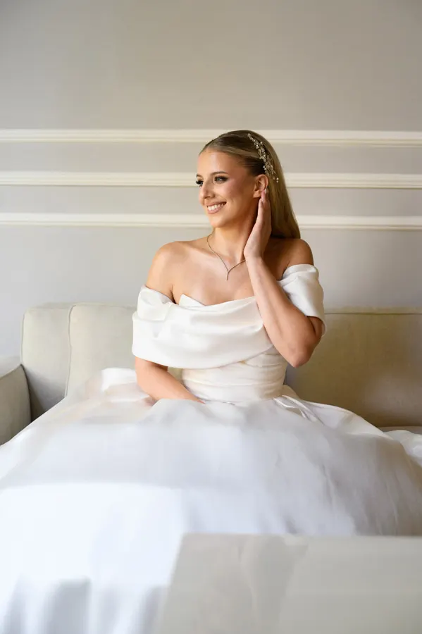 Stilizovana umetnička fotografija mlade ispred hotela Moskva u Beogradu, u elegantnoj venčanici.