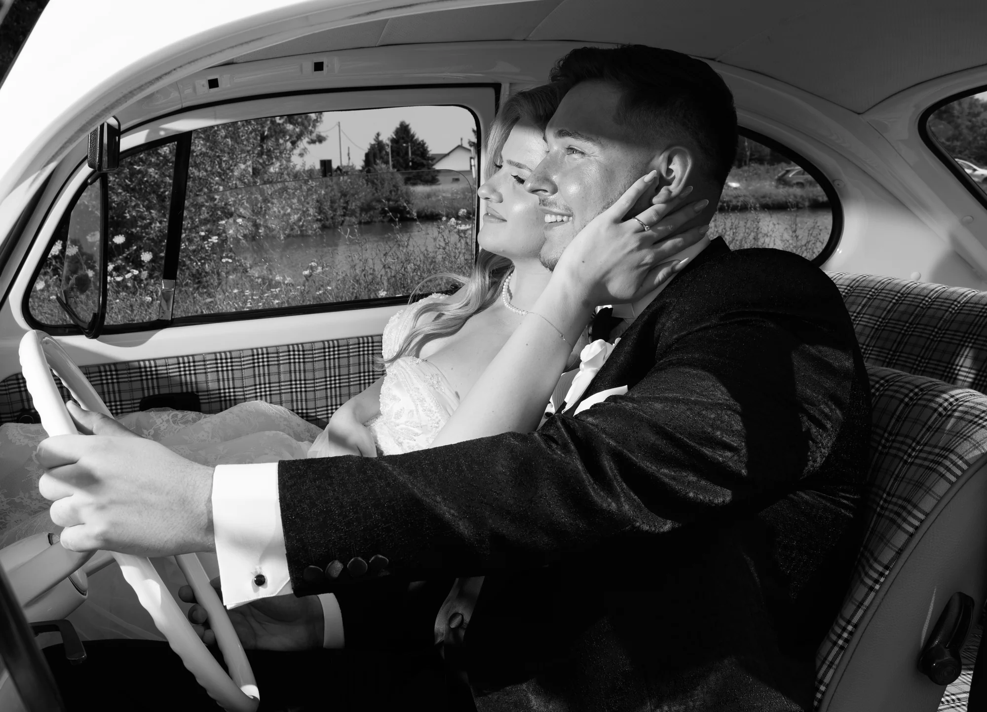 Mladenci u starom automobilu — MI Weddings.